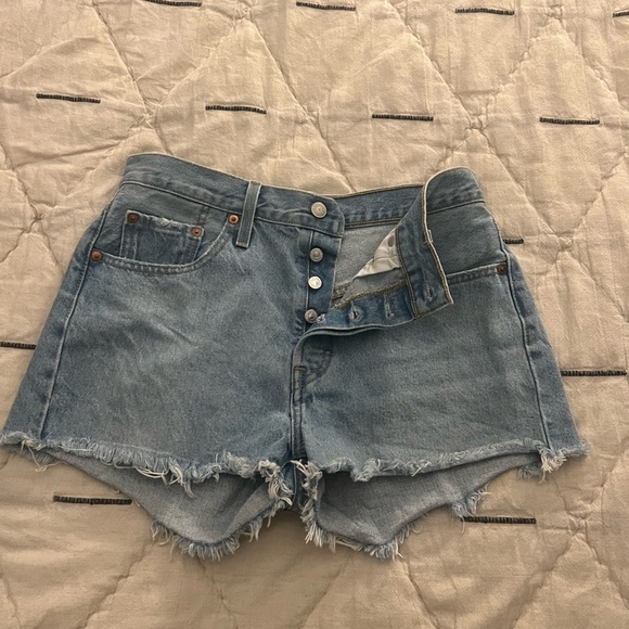 Size 28 Levi shorts - Picture 2 of 3